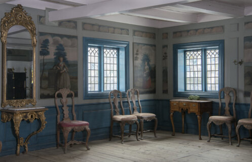  Stue med veggmalerier og møbler fra 1700-tallet. 