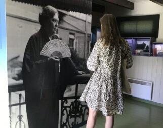 Dame som ser på et bilde av Sigrid Undset i utstillingen "Det er fornyes man skal" på Bjerkebæk, Lillehammer. 