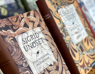  Fremsiden av diverse bøker av Sigrid Undset 